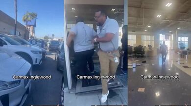 Rozzuřený zákazník vjel autem do autosalonu a zranil osm lidí