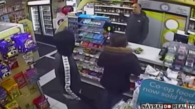 Zákaznice nakopala zadek zločinci, který se snažil vykrást obchod