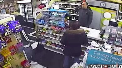 Zákaznice nakopala zadek zločinci, který se snažil vykrást obchod