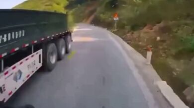 Čelní srážka autobusu s předjíždějícím skútrařem