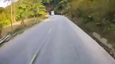 Čelní srážka autobusu s předjíždějícím skútrařem