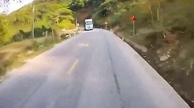 Čelní srážka autobusu s předjíždějícím skútrařem