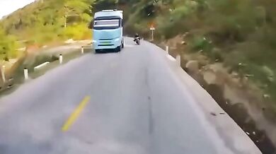 Čelní srážka autobusu s předjíždějícím skútrařem