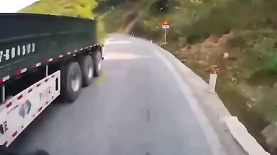 Čelní srážka autobusu s předjíždějícím skútrařem