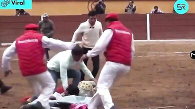 Býk v Mexiku brutálně napadl toreadora