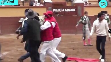 Býk v Mexiku brutálně napadl toreadora