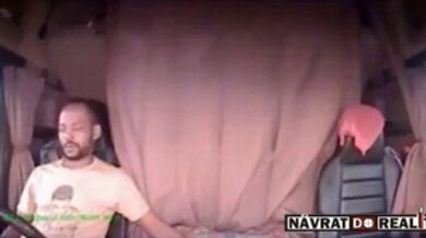 Řidič usnul za volantem a vyděsil svou ženu