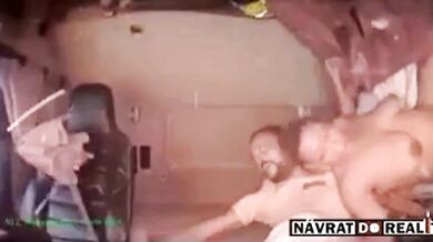 Řidič usnul za volantem a vyděsil svou ženu