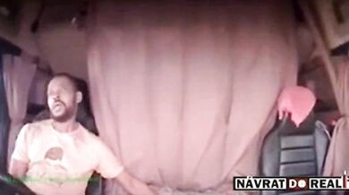 Řidič usnul za volantem a vyděsil svou ženu