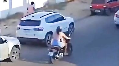 Nebezpečí spojená s používáním mobilního telefonu na motocyklu