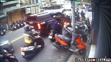 Pitbull v Tchaj-peji vyskočil z auta a zaútočil na motorkáře