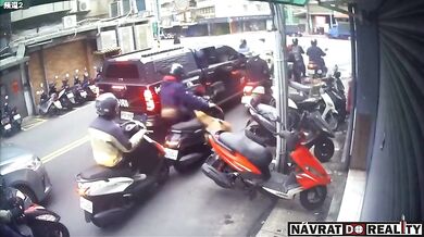 Pitbull v Tchaj-peji vyskočil z auta a zaútočil na motorkáře