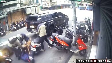 Pitbull v Tchaj-peji vyskočil z auta a zaútočil na motorkáře