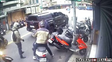 Pitbull v Tchaj-peji vyskočil z auta a zaútočil na motorkáře