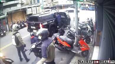 Pitbull v Tchaj-peji vyskočil z auta a zaútočil na motorkáře