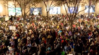 Srbsko popírá použití sonické zbraně proti demonstrantům