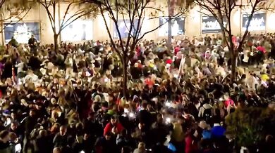 Srbsko popírá použití sonické zbraně proti demonstrantům