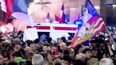 Srbsko popírá použití sonické zbraně proti demonstrantům