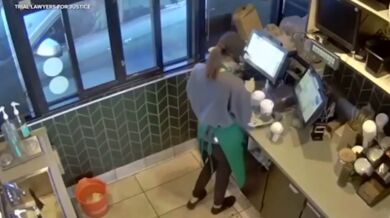 Muž v Los Angeles vysoudil 50 milionů dolarů (1,2 miliardy Kč) za popálení horkým čajem od Starbucks