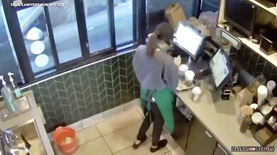 Muž v Los Angeles vysoudil 50 milionů dolarů (1,2 miliardy Kč) za popálení horkým čajem od Starbucks