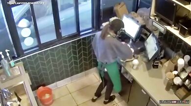 Muž v Los Angeles vysoudil 50 milionů dolarů (1,2 miliardy Kč) za popálení horkým čajem od Starbucks