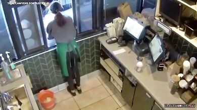 Muž v Los Angeles vysoudil 50 milionů dolarů (1,2 miliardy Kč) za popálení horkým čajem od Starbucks