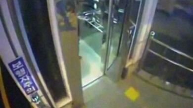 Muž se rozhodl pro rychlejší cestu skrz výtahovou šachtu...