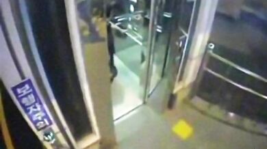 Muž se rozhodl pro rychlejší cestu skrz výtahovou šachtu...