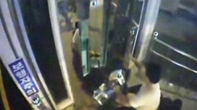 Muž se rozhodl pro rychlejší cestu skrz výtahovou šachtu...