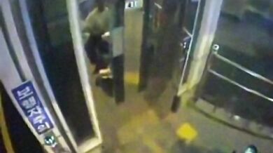 Muž se rozhodl pro rychlejší cestu skrz výtahovou šachtu...