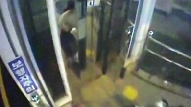 Muž se rozhodl pro rychlejší cestu skrz výtahovou šachtu...