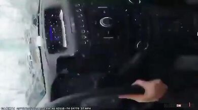 Dřevěná deska prolétla čelním sklem auta