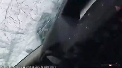 Dřevěná deska prolétla čelním sklem auta