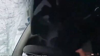 Dřevěná deska prolétla čelním sklem auta