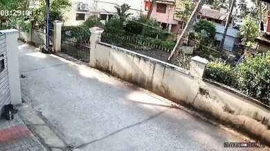 Chodkyně skončila během nehody automobilu s motorkářem zavěšená na plotě.