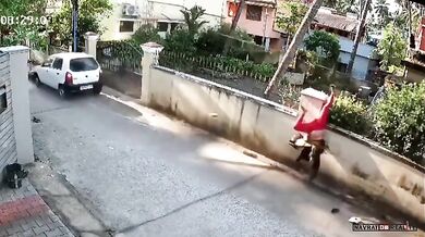 Chodkyně skončila během nehody automobilu s motorkářem zavěšená na plotě.