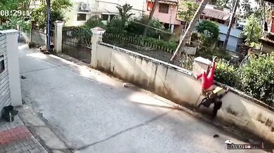 Chodkyně skončila během nehody automobilu s motorkářem zavěšená na plotě.