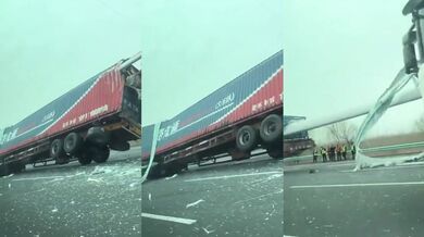 Lopatka větrné elektrárny propíchla kamion