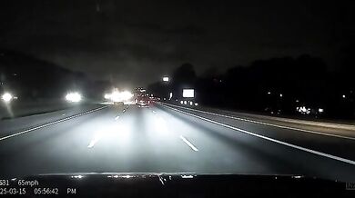 Řidič se jen těsně vyhnul zásahu bleskem