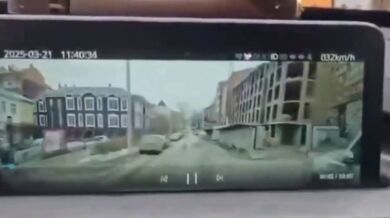 Řidič se jen o vlásek vyhnul pádu jeřábu