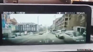 Řidič se jen o vlásek vyhnul pádu jeřábu