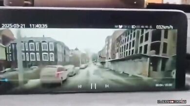 Řidič se jen o vlásek vyhnul pádu jeřábu