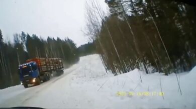 Nehoda kamionu se dřevem a Toyoty RAV4