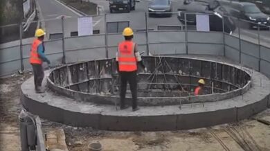 Dělníci se jen těsně vyhnuli převracejícímu se vozidlu