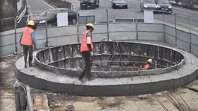 Dělníci se jen těsně vyhnuli převracejícímu se vozidlu