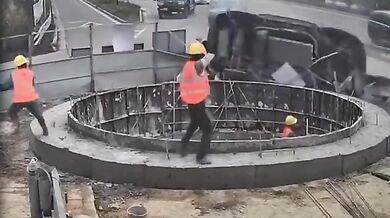 Dělníci se jen těsně vyhnuli převracejícímu se vozidlu