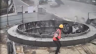 Dělníci se jen těsně vyhnuli převracejícímu se vozidlu