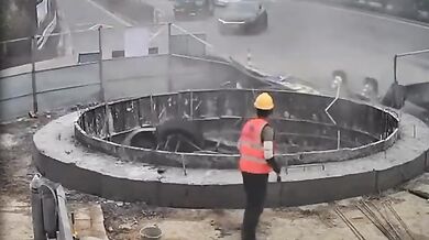 Dělníci se jen těsně vyhnuli převracejícímu se vozidlu