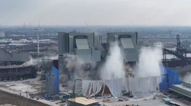 V Německu odstřelili uhelnou elektrárnu za 75 miliard Kč: Demolice se nepovedla podle plánu