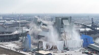 V Německu odstřelili uhelnou elektrárnu za 75 miliard Kč: Demolice se nepovedla podle plánu